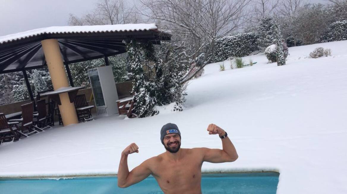 Ημίγυμνος στο χιόνι και μέσα σε πισίνα ο Λάζαρος Παπαδόπουλος